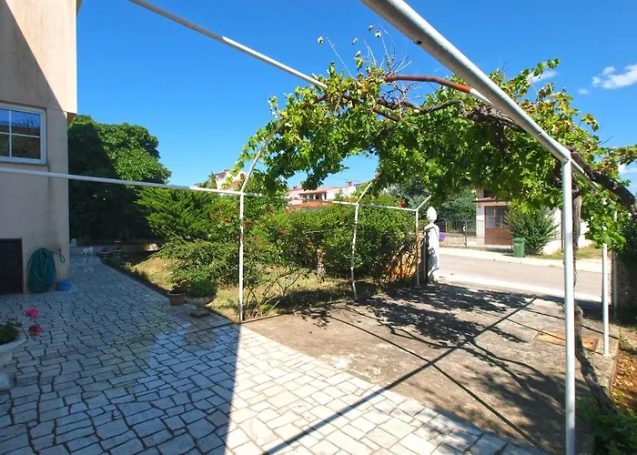 Apartman With Parking Space Banjole, - 20813 *