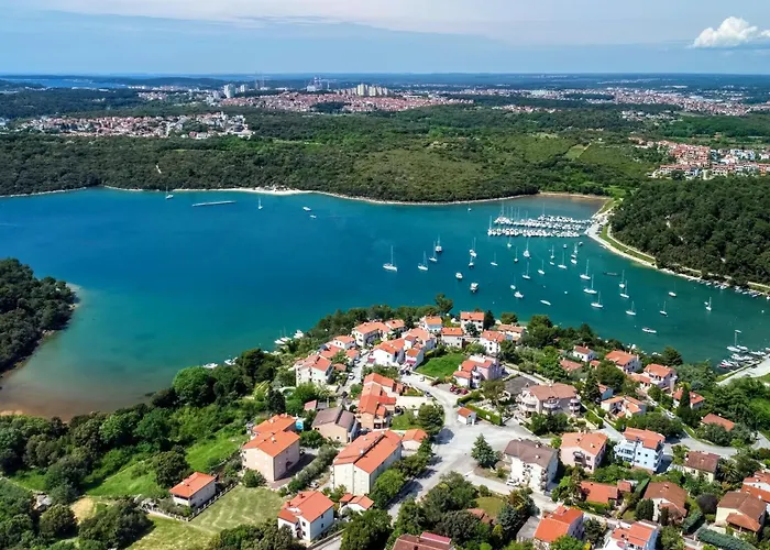 With Parking Space Banjole, - 20813