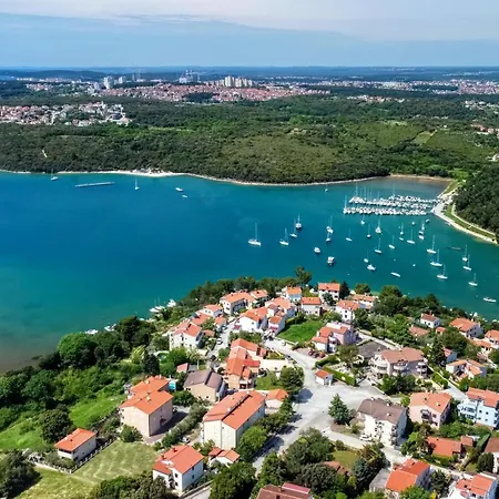 With Parking Space Banjole, - 20813